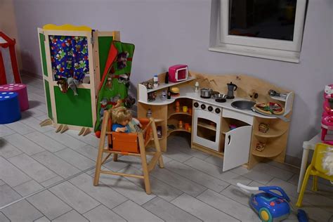 Angolo gioco con bambole e accessori organizzati