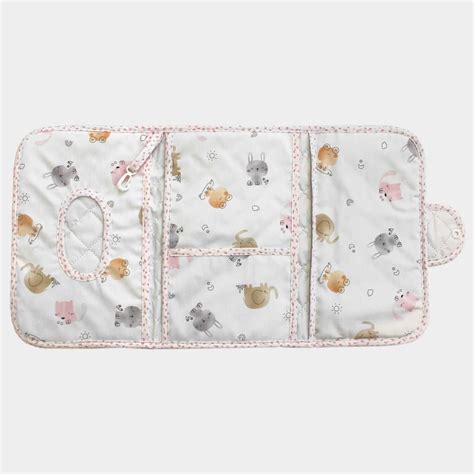 Zona cambio neonato organizzata con pannolini, creme e accessori