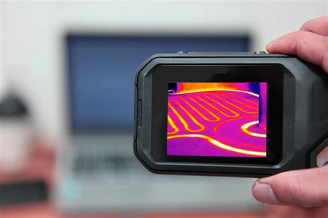 Termocamera che rileva una differenza di temperatura su una parete dovuta a una perdita d'acqua