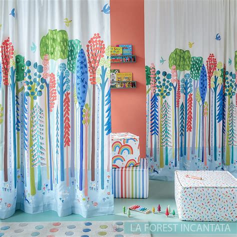 Cameretta bambino con tende colorate