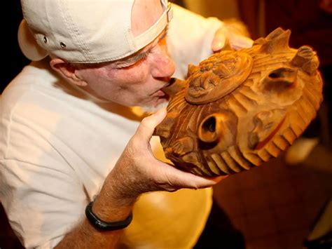Coppa dell’amicizia in legno intagliato con i tipici beccucci