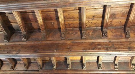 Dettaglio delle mensole intagliate del soffitto del castello Sarriod de La Tour