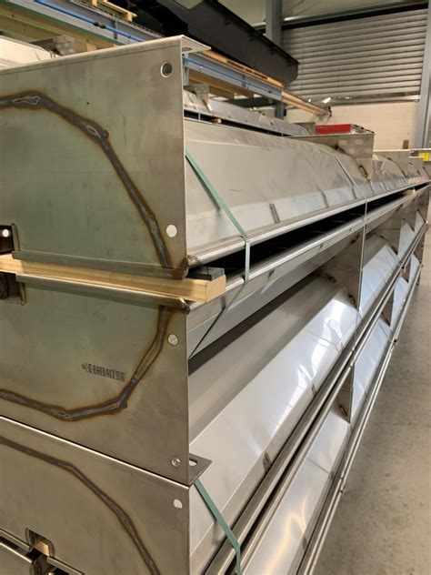 dettaglio tecnico di una mangiatoia a cassetta in acciaio inox