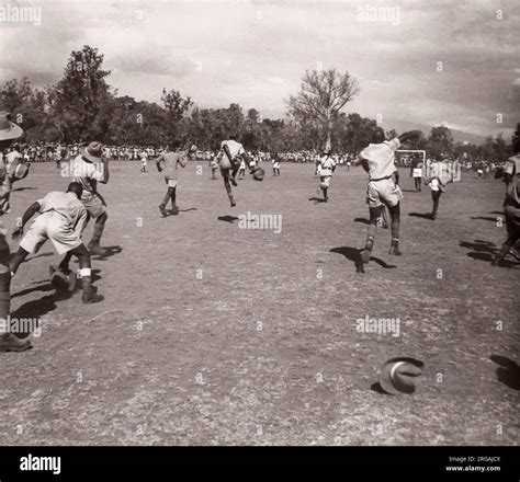 Immagine storica di soldati americani che giocano a calcio balilla