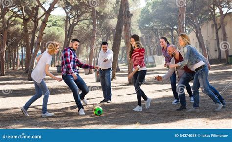 Immagine di un gruppo di persone che giocano a calcio balilla in un bar moderno