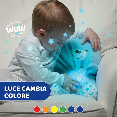 Bambino che dorme con luce proiettore Chicco