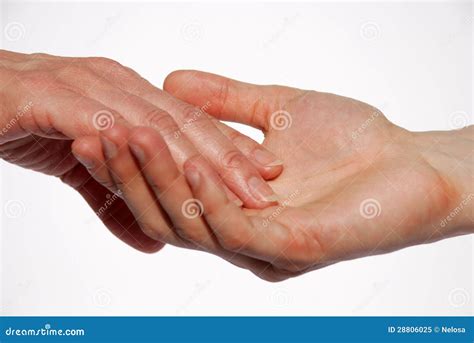 Immagine simbolica di una mano che accarezza un'altra mano, rappresentando il supporto del caregiver