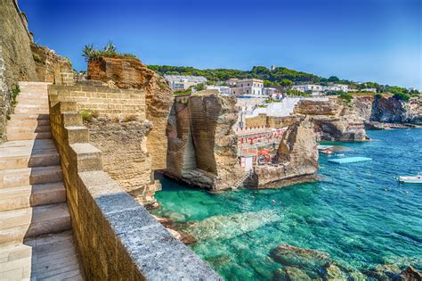 Panorama di Santa Cesarea Terme con il mare e le scogliere