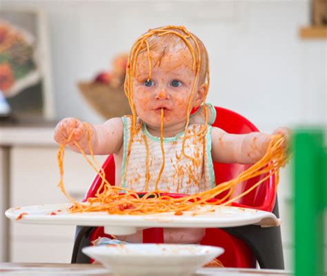 bambino autosvezzamento che mangia cibo a forma di bastoncino