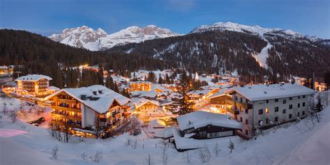 Panorama di Madonna di Campiglio con montagne innevate