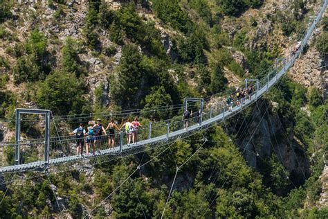 Ponte tibetano sospeso su un torrente di montagna