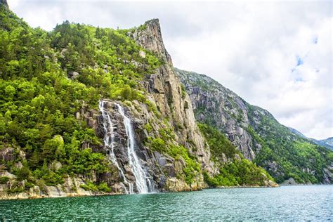 Cascata d'acqua che scende impetuosa da una parete rocciosa