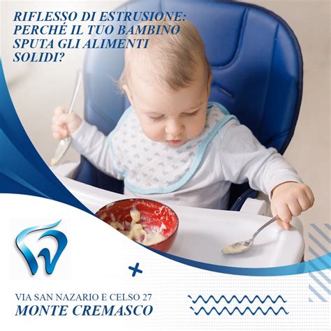Bambino che mangia cibi solidi mentre la madre è pronta ad allattare