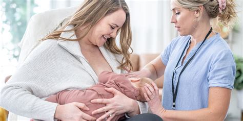 Madre e neonato con l'aiuto di un consulente per l'allattamento