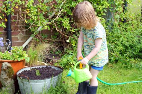 Bambino che gioca in giardino con pannolino a mutandina