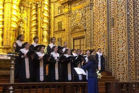 coro polifonico durante un'esibizione in una chiesa storica