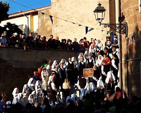 ritratto di gruppo del Coro Santa Usanna nel contesto di un evento a Busachi