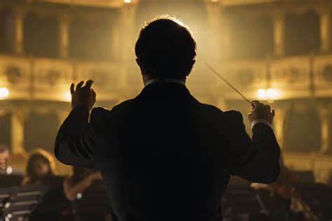 dettaglio di un direttore d'orchestra corale durante una sessione di studio