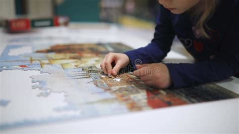 bambino che assembla un puzzle