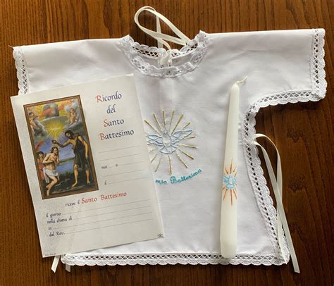 Bambino in vestito battesimale comodo e semplice