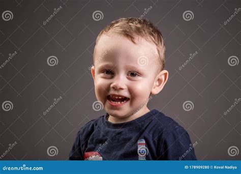 Bambino che sorride con un biberon
