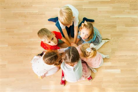 Bambini che cantano in cerchio