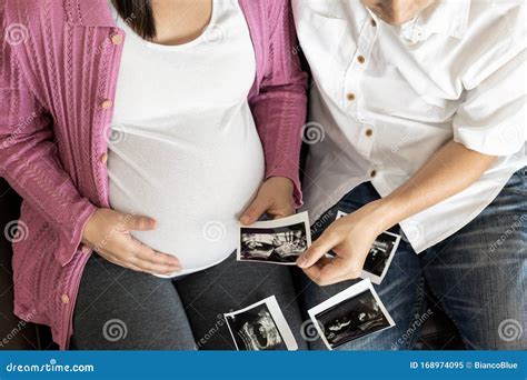 Coppia che accarezza la pancia incinta con amore