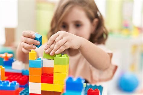Bambina che costruisce con mattoncini colorati