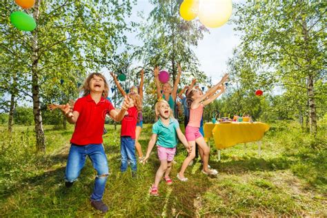 Bambini che giocano con un pallone in un parco