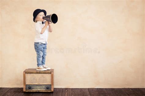 Bambina che gioca con un megafono