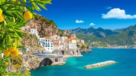 Immagine di un paesaggio del Sud Italia con elementi tradizionali