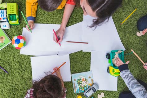 bambini che disegnano e giocano liberamente