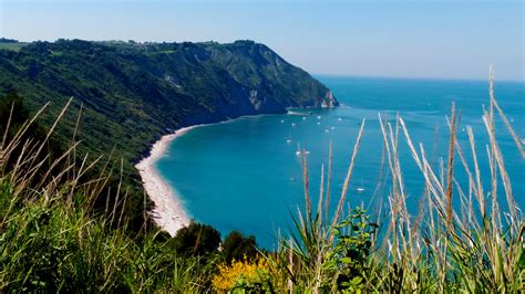 Strutture turistiche integrate nel verde di Portonovo