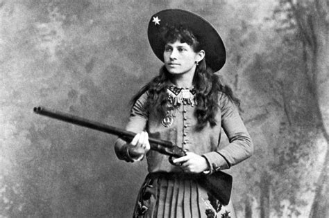 Annie Oakley in una posa iconica