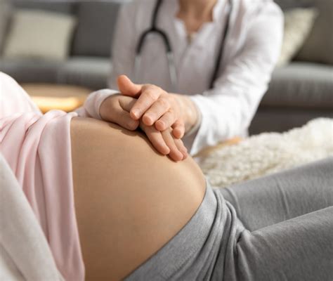 Ostetrica e futura mamma in Germania durante un controllo