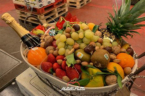 Cesto con piccoli premi come dolcetti, smalti e tè