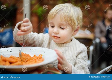 Bambino che mangia la pasta