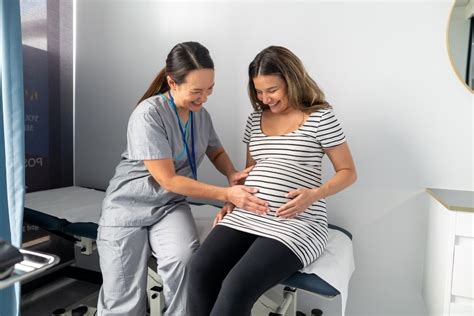 Ostetrica in visita domiciliare