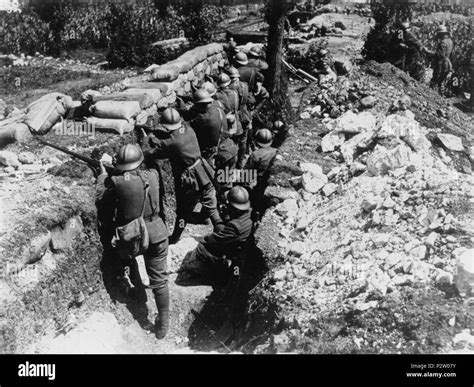 Paesaggi montuosi e trincee della Prima Guerra Mondiale
