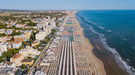 Vista panoramica della Riviera Romagnola con spiagge e mare
