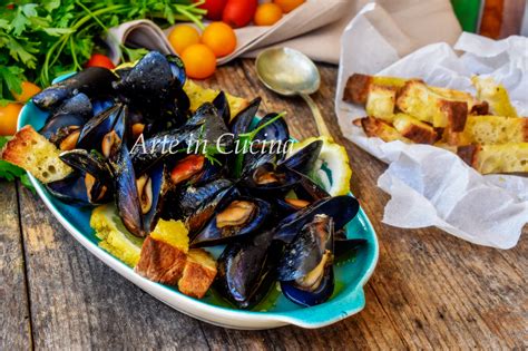 Primo piano di cozze fresche di Cervia con salicornia