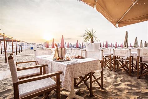 Gazebo sulla spiaggia con tavoli apparecchiati