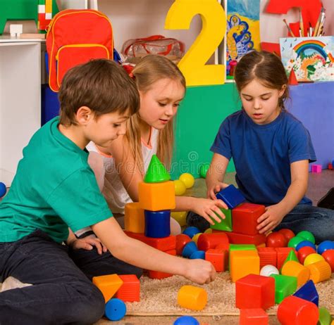 Bambini che giocano in un'area giochi di un family hotel