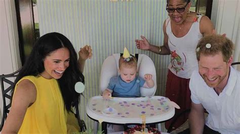 Meghan Markle e i suoi figli Archie e Lilibet in una foto con volti parzialmente coperti