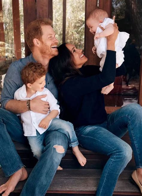 Meghan Markle e il Principe Harry con i loro figli Archie e Lilibet in un momento idilliaco