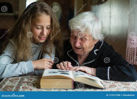 Nonna che legge un libro di filastrocche a un bambino