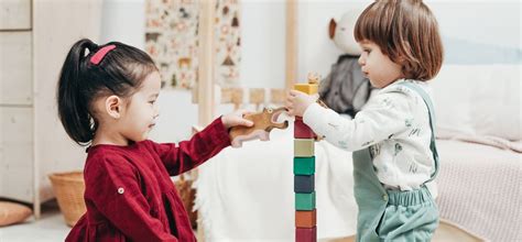 Bambini che giocano e imparano con le filastrocche