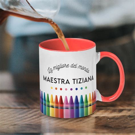Bambino che sceglie la sua tazza personalizzata in un negozio