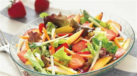 Insalata mista colorata con frutta e verdura