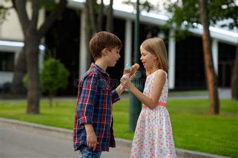 Bambini che si scambiano ricordi attorno a un fuoco, con note musicali fluttuanti